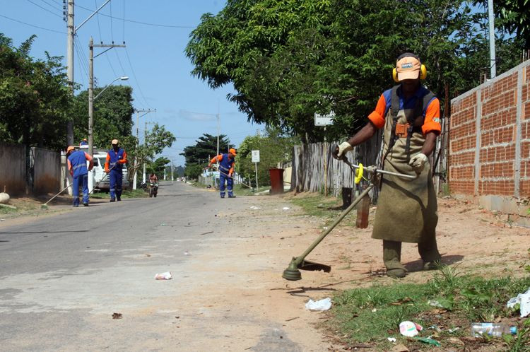 A Lagoa de Cima recebeu uma equipe completa, que realizou serviços de varrição e capina, na Estrada de São Benedito, a principal da localidade, que fica às margens da lagoa, e nas ruas transversais (Foto: Secom)