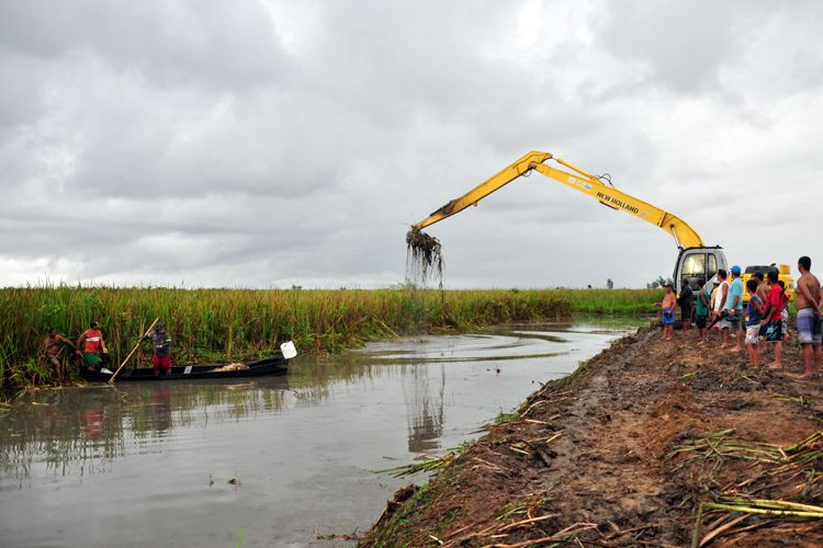 A previsão é que tudo esteja concluído até a próxima sexta-feira (11), mas os pescadores artesanais já estão tendo acesso aos ancoradouros (Foto: César Ferreira)