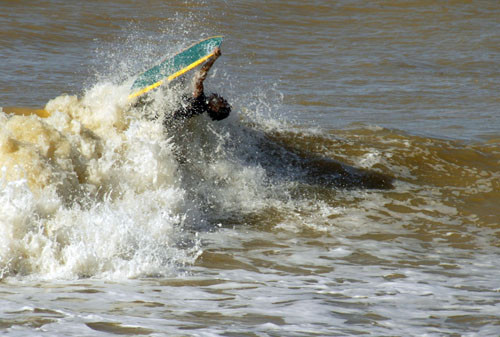 Manobras radicais marcaram o primeiro dia de competição na Praia do Farol (Foto: Divulgação)