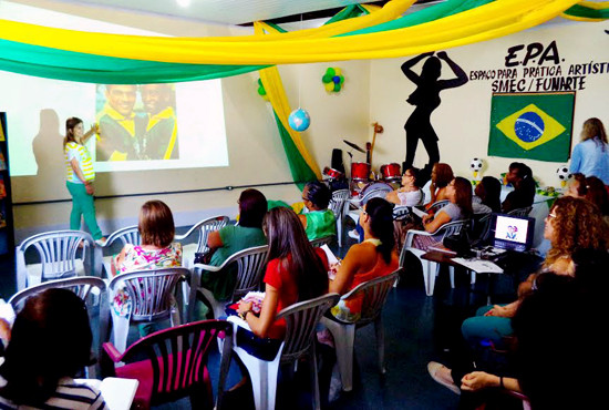 A proposta do curso é unir a temática Copa do Mundo aos conteúdos ministrados nas aulas (Foto: Secom)