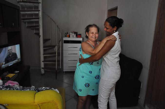 Elizabeth Soares Dias Muniz, 56 anos, recebe assistência de três enfermeiras, que a ajudam a ter uma melhor qualidade de vida (Foto: Rodolfo Lins)