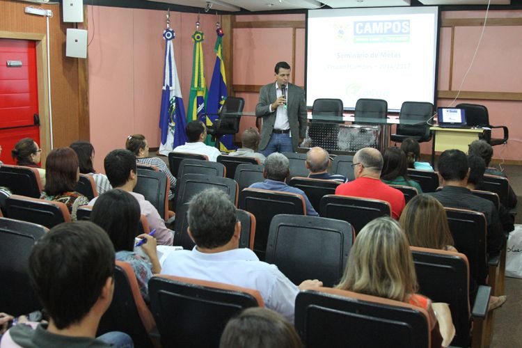 O seminário de Administração e Gestão de Pessoas, Fábio Ribeiro, abriu o seminário (Foto: Roberto Joia)