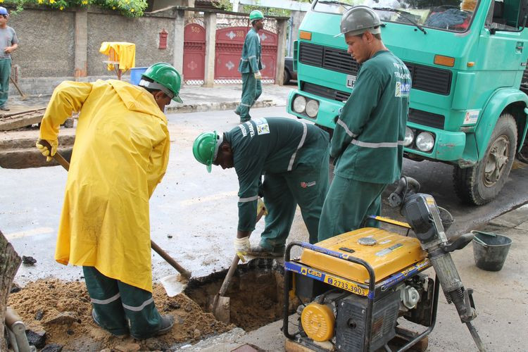 Na semana passada, a galeria da Rua Giró Faísca passou por limpeza e manutenção mas, devido ao lixo, misturado à água, a vazão ficou lenta e houve alagamento (Foto: Secom)