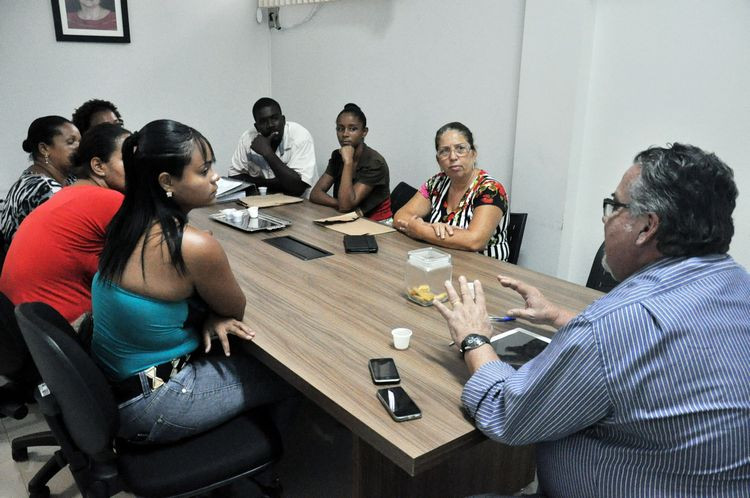 O secretário Geraldo Venâncio com membros da Cooperativa Renovar de Reciclagem nesta quinta-feira (Foto: Secom)