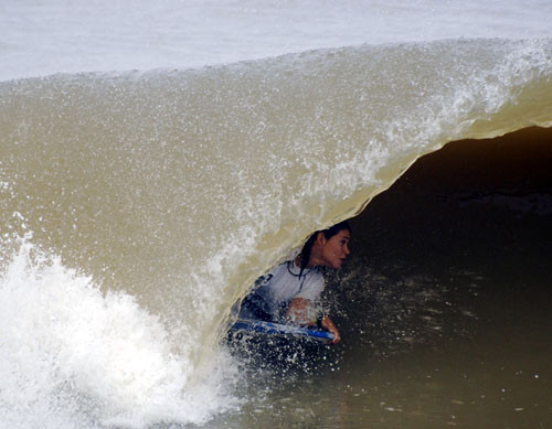Altas ondas agitaram o mar neste final de semana (Foto: Divulgação)