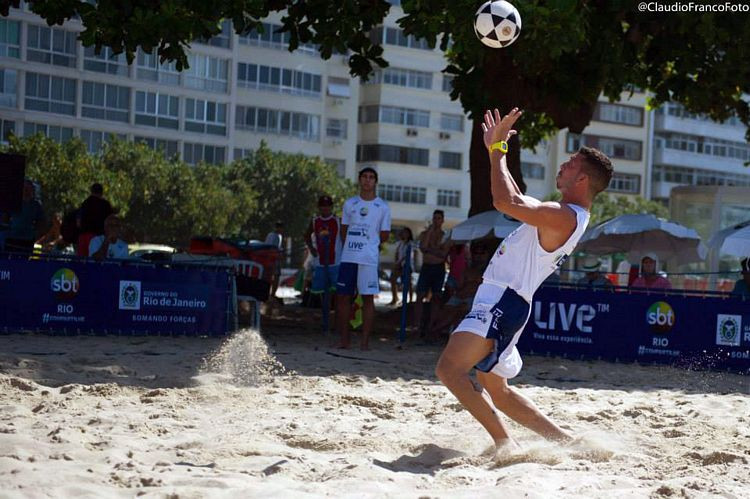 Barcellos e Ronildo ficaram em 3º lugar na 2ª etapa do Campeonato Carioca de Futevôlei, realizada no Posto 4 da praia de Copacabana. (Foto: Secom)