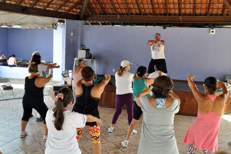 As segundas, terças e quintas-feiras acontecem às 9h, a aula de lambaeróbica (Foto: Roberto Joia)