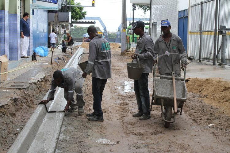 As ruas do Centro Histórico de Campos continuam passando por reestruturação completa, com obras de infraestrutura e urbanismo para valorizar ainda mais a beleza arquitetônica da cidade, além de valorizar o comércio local (Foto: Rodolfo Lins)