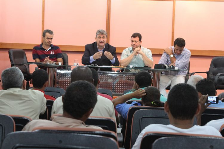 O presidente do IMTT, Álvaro Oliveira; os secretários de Comunicação, Mauro Silva; o de Administração e Gestão de Pessoas, Fábio Ribeiro; e o subprocurador, Francisco Martins, receberam a comissão de rodoviários (Foto: Rodolfo Lins)