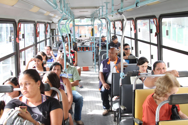 Nesta quinta-feira, através de ação conjunta entre o Ministério Público e a prefeitura, a população teve garantido o transporte no início da tarde. (Foto: Secom)