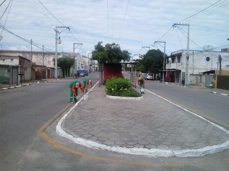 A pintura de meio mio está entre os serviços realizados pelas equipes de limpeza pública (Foto: Divulfação)