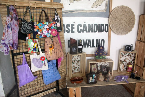 São diversos produtos feitos com cerâmica, pátina, fibra de bananeira, mosaico, fuxico, entre outros (Foto: Secom)