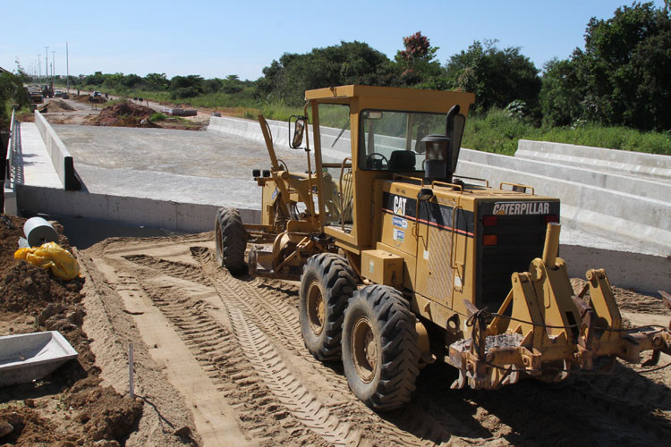 Após a conclusão das pontes gêmeas, estão sendo construídas as cabeceiras (Foto: Rodolfo Lins)