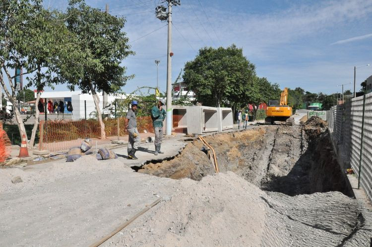 No Parque Guarus, está sendo executada uma obra de macrodrenagem na Rua Cambuci para resolver problemas de alagamento no bairro (Foto: Roberto Joia)