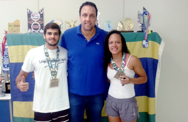 Daiane Oliveira e Thiago Otávio, lutadores de Jiu Jitsu do Centro de Treinamento Nova União, de Campos, que tem convênio com a Fundação Municipal de Esportes (FME), conquistaram medalhas de bronze no Campeonato Brasileiro de Jiu Jitsu (Foto: Secom)