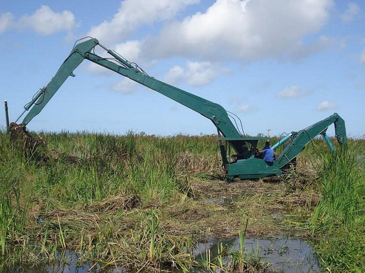 Para realização da operação está sendo utilizado um girão adaptado sobre duas balsas, que é uma escavadeira hidráulica de braço articulado, com possibilidade de giro de 360º (Foto: Divulgação)