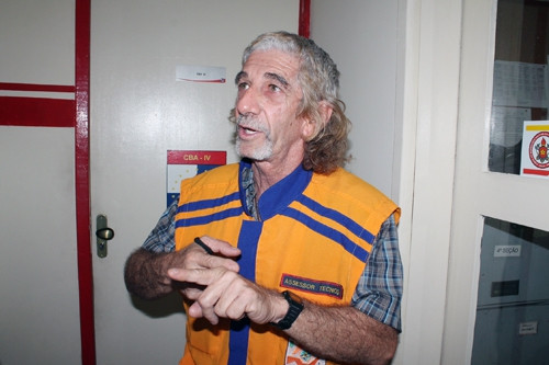 O palestrante, major bombeiro militar Joaquim Gomes, priorizou a orientação dos funcionários da Defesa Civil quanto ao uso do manual da Associação Brasileira de Indústria Química (Foto: Secom)