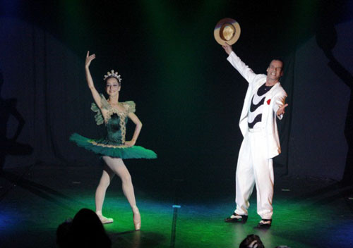 Ana Botafogo e Carlinhos de Jesus se apresentam no Teatro Trianon, a partir das 20h (Foto: Divulgação)