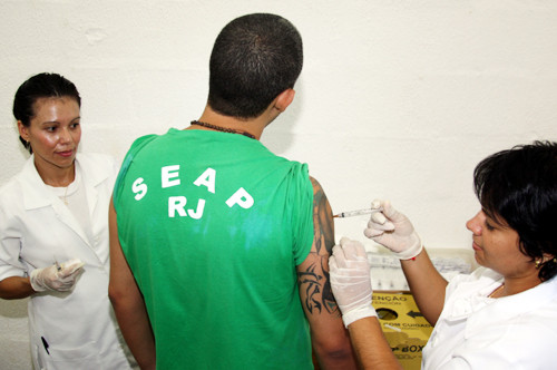 Projeto foi iniciado na sexta-feira passada (5), quando foram vacinados 300 presos da Casa de Custódia (Foto: César Ferreira)