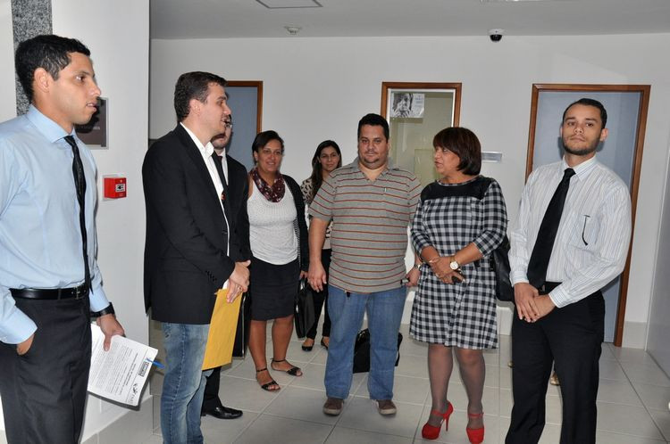 A denúncia foi entregue à promotora Renata Feliberto Farah pelo presidente da Fundação, Thiago Ferrugem (Foto: Secom)