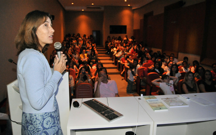 A pediatra Sylvia Maria Pereira, autora do livro A Neonatologia além da UTI Neonatal, falou sobre as experiências das famílias com a prematuridade (Foto: Secom)