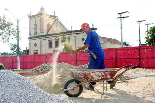 As obras na praça estáo a todo vapor (Foto: César Ferreira)