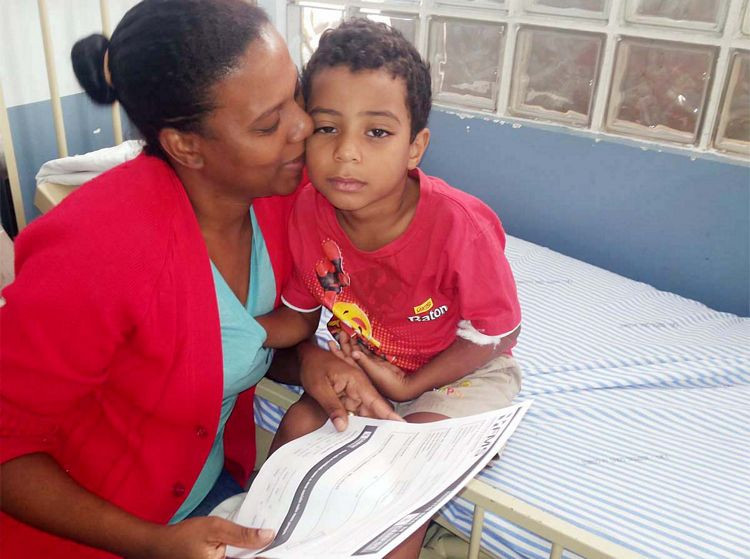 Daniele Quintanilha, 24 anos, mãe do pequeno Luís Filipe, 4 anos, que estava internado há cinco dias no HGG, recebeu o relatório e ficou satisfeita ao saber quanto a prefeitura investiu no  tratamento do filho (Foto: Divulgação)