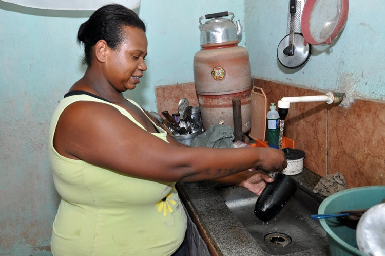 Segundo a doméstica Josilma dos Santos Alves, 31 anos, a água que chega à casa dela é de qualidade (Foto: Secom)