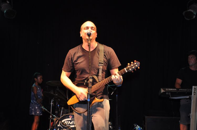 O cazntor Sandro Balli ainima as idosas nesta terça-feira (Foto: Secom)