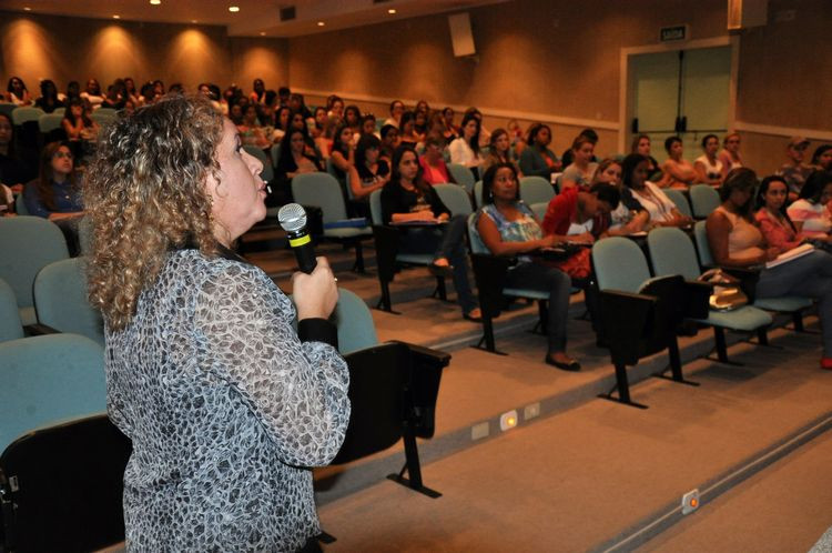 A palestra foi ministrada pela enfermeira e especialista em Pediatria e Terapia Intravenosa, Maria Isabel Amendola, do Coren/RJ (Foto: Roberto Joia)