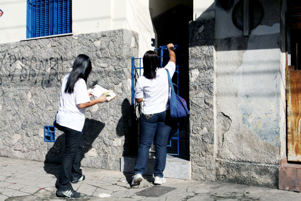 A ação teve como objetivo conscientizar a população sobre medidas preventivas de combate à dengue (Foto: Gerson Gomes)