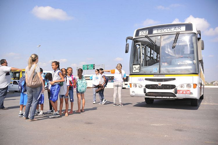 A Prefeitura de Campos oferece vários ônibus para levar e retornar com as crianças da Bienal (Foto: Secom)