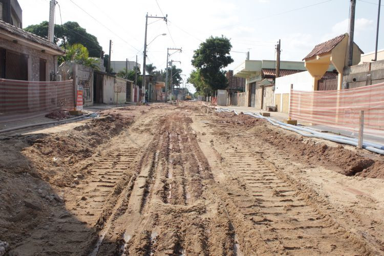 As obras estão na fase de escavação, assentamento de galeria e aterro (Foto: Secom)