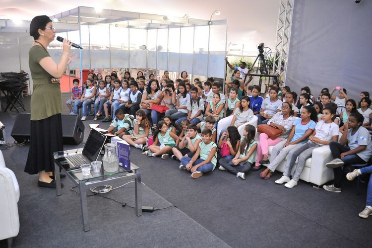 Os estudantes acompanhar atentamente a palestra autora Georgette Silen  e depois bateram um papo com ela (Foto: Secom)