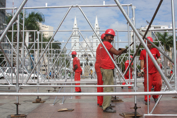 A montagem do palco principal começou nesta quinta-feira (Foto: César Ferreira)