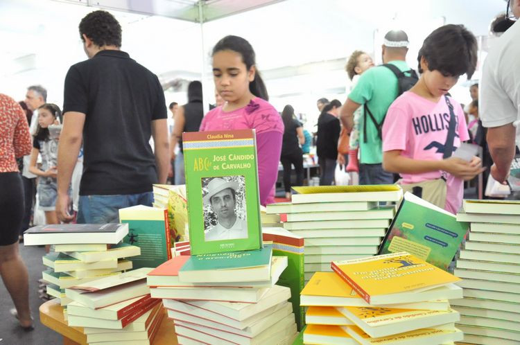 Vários livros da obra do escritor campista, homenageado desta edição da Bienal, estiveram à venda (Foto: Antônio Leudo)