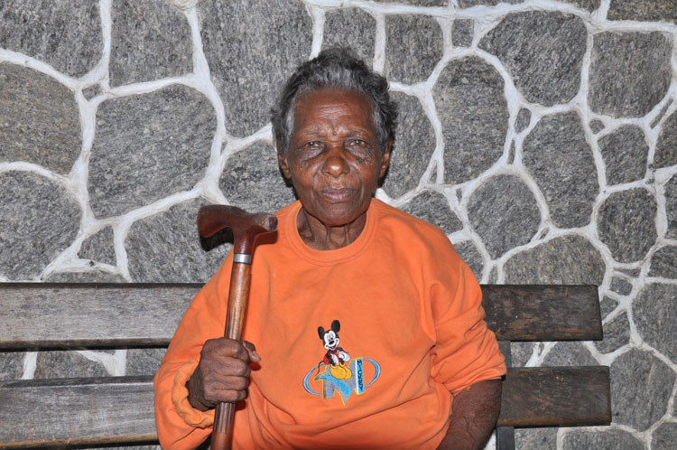 Dona Neuza se locomove com a ajuda de uma bengala. Ela contou que mora em uma casinha de cor azul, de janelas e portas de vidro, dada pela Prefeitura de Campos (Foto: Secom)