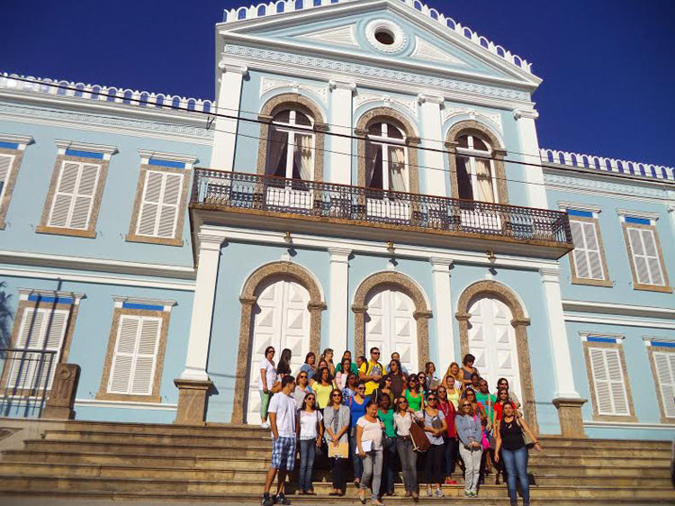 Dezenas de profissionais da rede municipal de ensino participaram do tour (Foto: Secom)