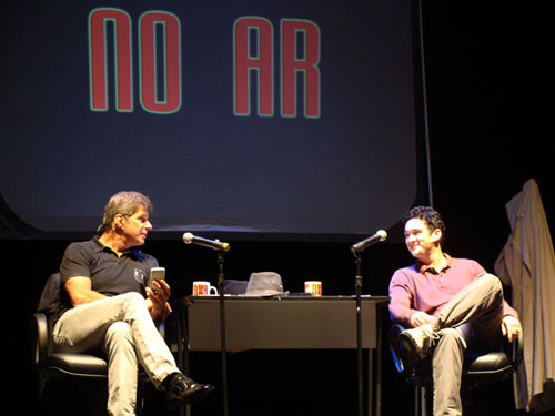 Os atores transformaram o palco em uma emissora de rádio (Foto: Divulgação)