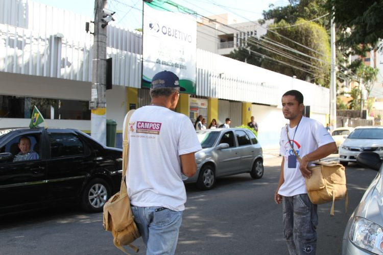 Equipe do CCZ foi na escola fazer o bloqueio epidemiológico (Foto: Rodolfo Lins)