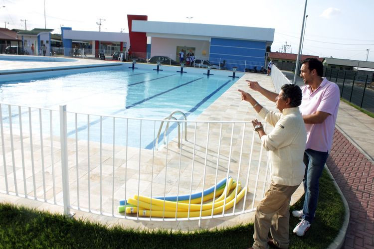 O campista Amarildo Tavares Silveira, 74 anos, campeão mundial pela Seleção Brasileira de Futebol em 1962, se emocionou ao ver o nome do pai dele, Amaro Silveira, na Vila Olímpica do Parque Santa Clara. (Foto: Secom)