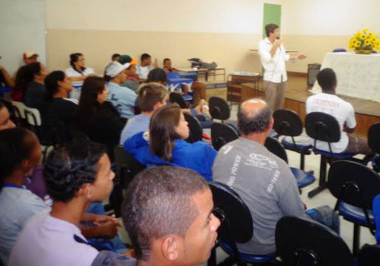 A palestra foi realizada para alunos da Escola Municipal Getúlio Vargas (Foto: Divulgação)