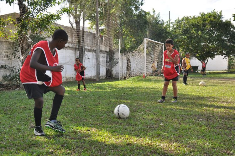 Escolinha de futebol da FME anima crianças e adolescentes