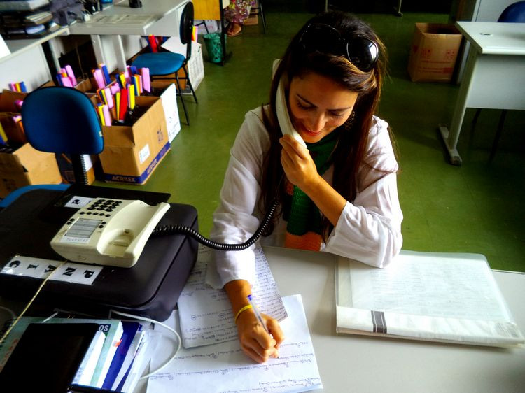 Uma das coordenadoras de Ciências da Smece, Carla Sales, contata os alunos para a busca por Asteróides (Foto: Secom)