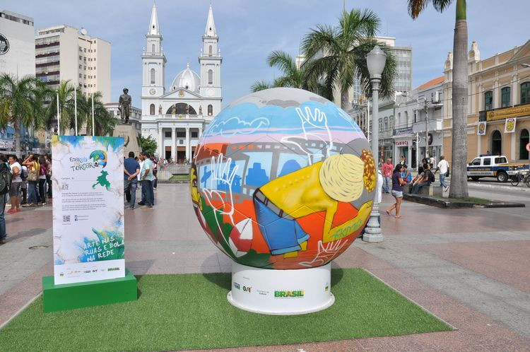 A bola gigante ficará exposta na Praça São Salvador até o dia 12 de julho (Foto: Secom)