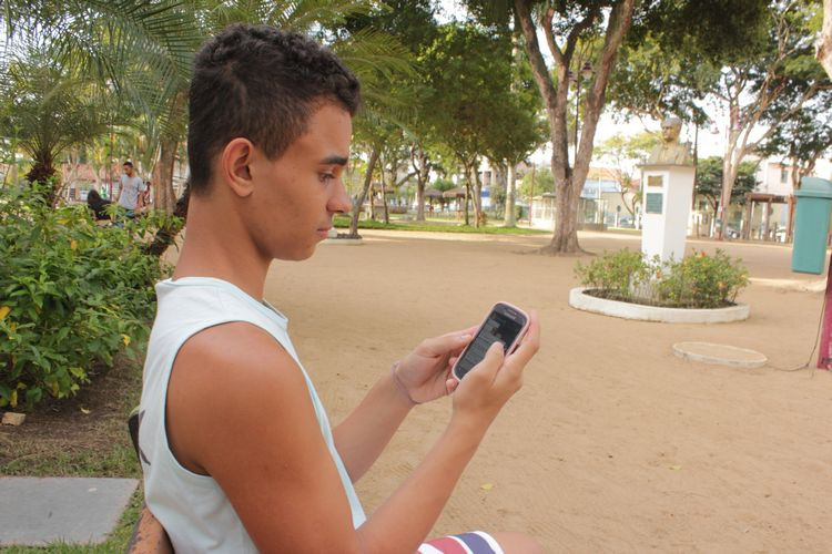 Para o estudante Otávio Henrique, 16 anos, poder ter acesso gratuito à internet é muito bom. (Foto: Secom)