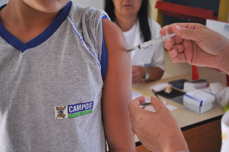 Adolescentes da Escola Municipal Marechal Arthur da Costa e Silva, no Calabouço, receberão a vacina contra o vírus do papiloma humano (HPV), na próxima segunda-feira (23). (Foto: Secom)