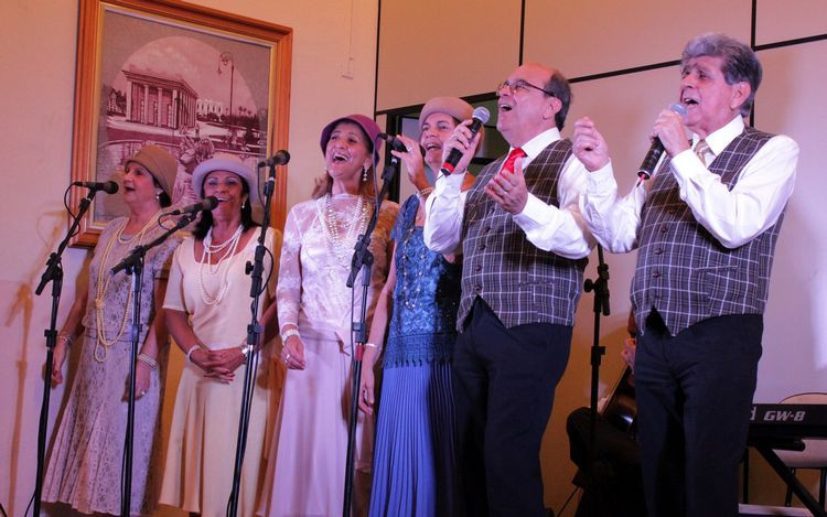 Festejando 15 anos de sucesso, o grupo ?Boa Noite, Amor? está de volta ao palco do Teatro Municipal Trianon (Foto: Divulgação)