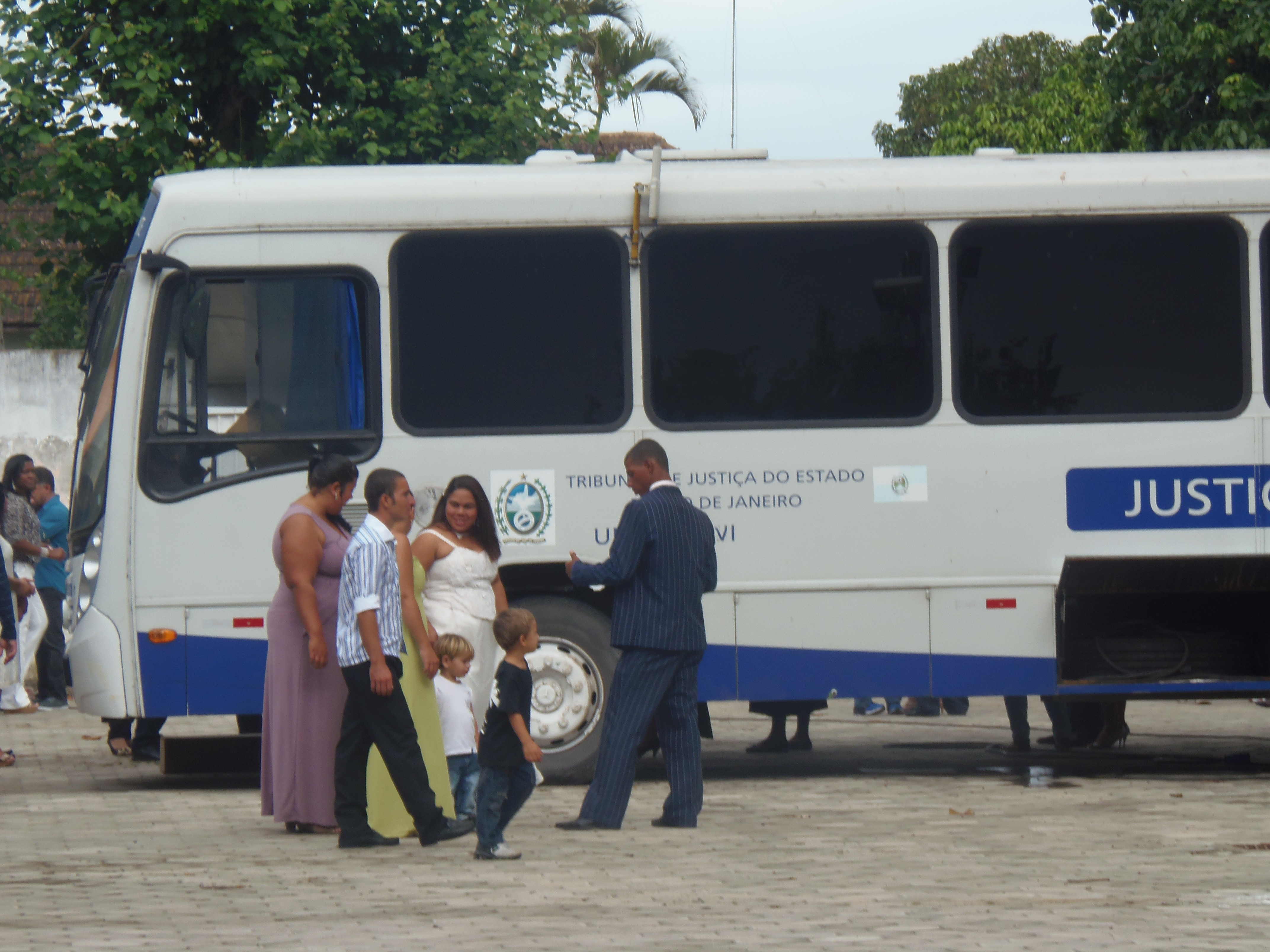 Todas as terças-feiras, o ônibus do projeto Justiça Itinerante, que atua numa parceria entre o Tribunal de Justiça do Estado do Rio de Janeiro (Foto: Divulgação)