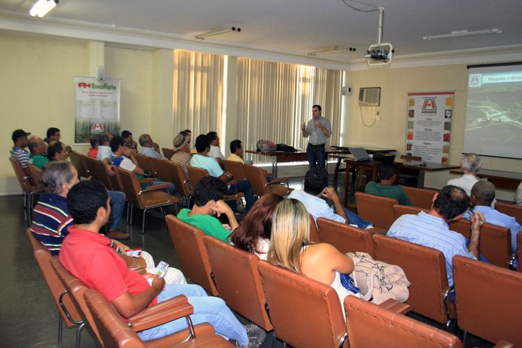 A palestra foi ministrada pelo técnico agrícola, Tiago Azeredo, de uma empresa capixaba que colocou em prática, o projeto em fazendas do interior de Minas Gerais, e colheu bons resultados (Foto: Secom)